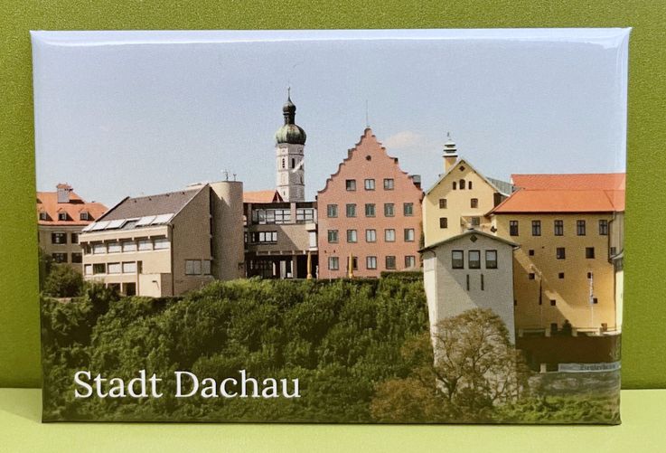 Abbildung eines Kühlschrank-Magneten mit Motiv der Dachauer Altstadt-Silhouette, Souvenir der Stadt Dachau