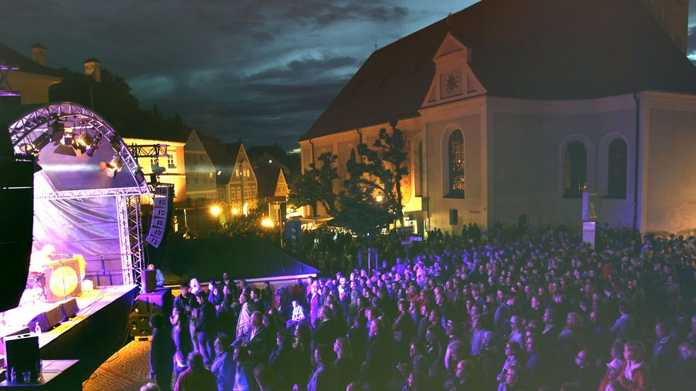 Tausende Besucher vor einer Bühne auf dem Rathausplatz bei Jazz in allen Gassen