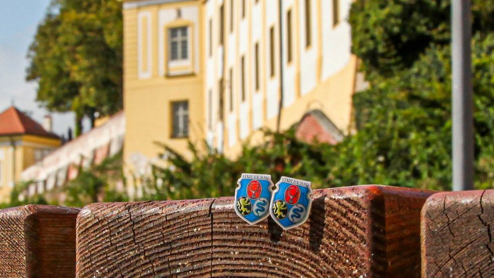 Souvenir of the city of Dachau, photo of pin for hats in front of Dachau palace