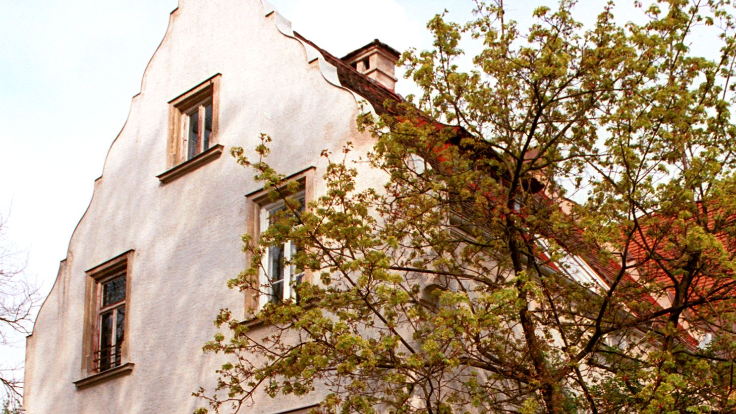 Artists´ House of Hans von Hayek, white, gable-fronted house. Picture: City of Dachau, Peter Riester