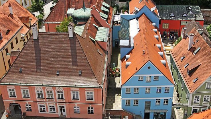 Vogelperspektive auf Dächer und bunte Fassaden in der Dachauer Altstadt im Sommer