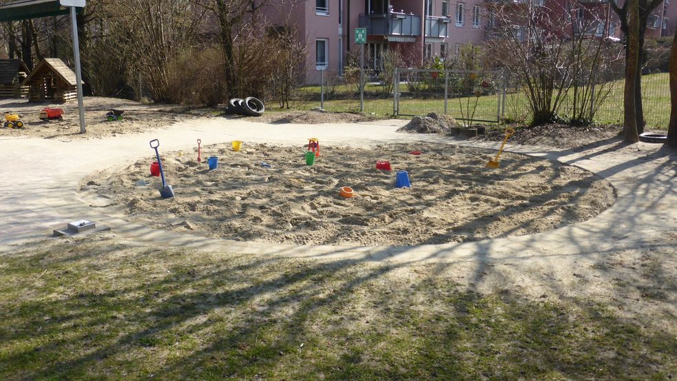 Spielplatz mit Spielzeug im Sand