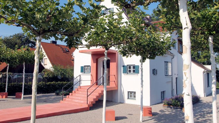 Außenansicht Künstlerhaus Walter von Ruckteschell, ein rotes Band führt zum Eingangsbereich der Villa