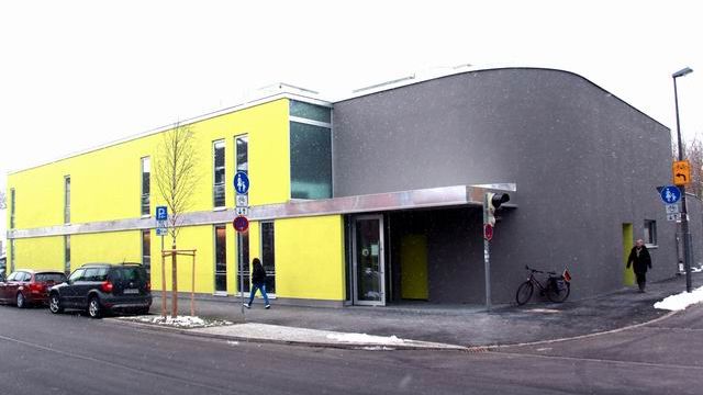 2-stöckiges Gebäude in grau und gelb