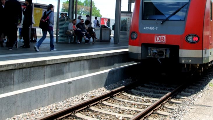S-Bahn und Bahnsteig vom Bahnhof Dachau