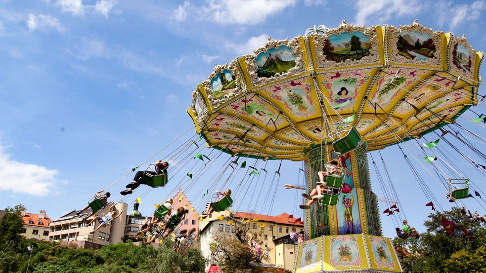 Besucher fahren Karussell auf dem Volksfest