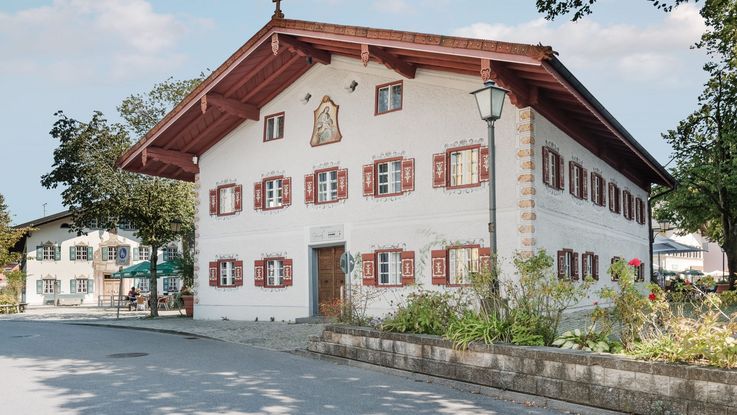 Ein Haus in Prien am Chiemsee, die Fassade ziert Lüftelmalerei