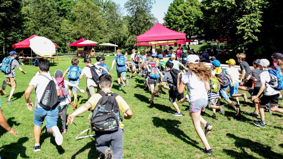 Kinder bei der Eröffnung der Spielstadt