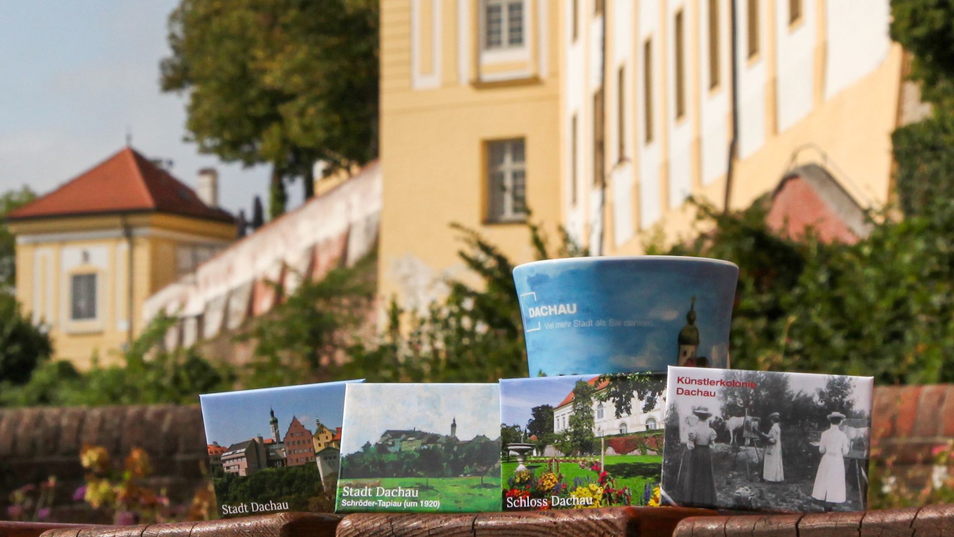Souvenirs der Stadt Dachau, Foto von Kühlschrankmagneten vor dem Dachauer Schloss