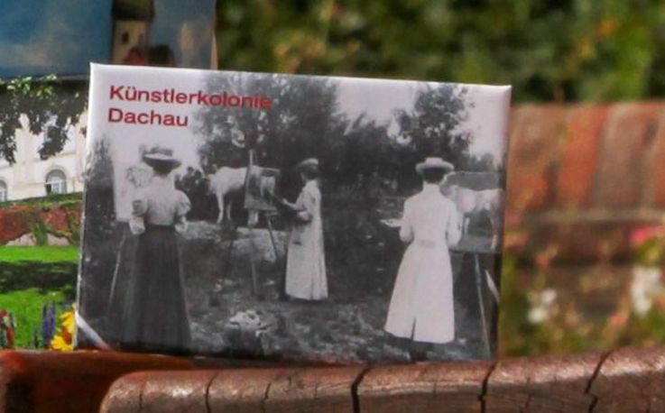 Souvenirs der Stadt Dachau, Foto von Kühlschrankmagneten vor dem Dachauer Schloss