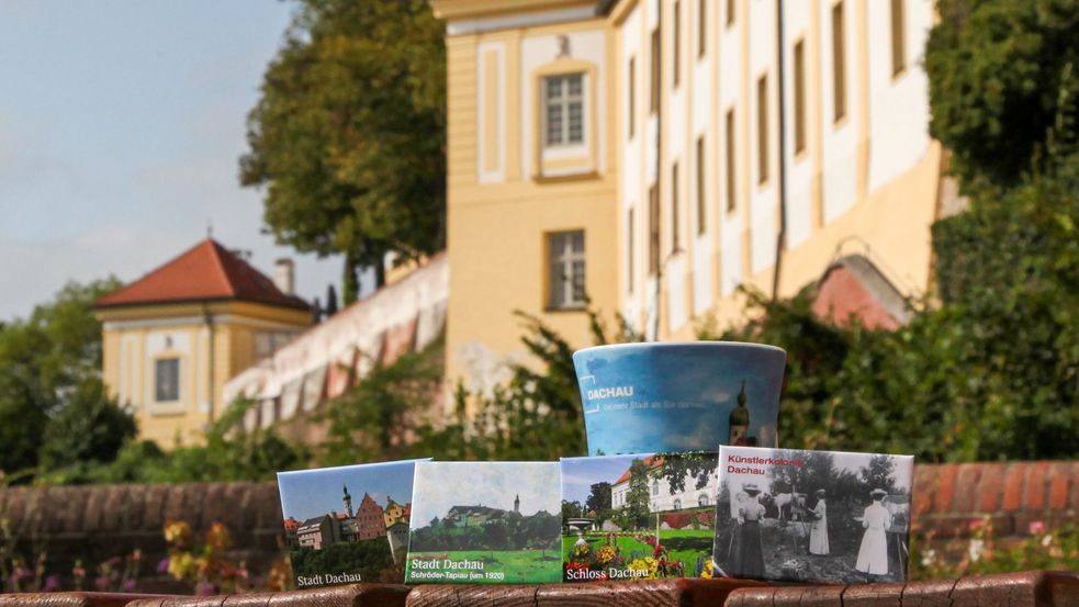 Souvenirs der Stadt Dachau, Foto von Kühlschrankmagneten vor dem Dachauer Schloss