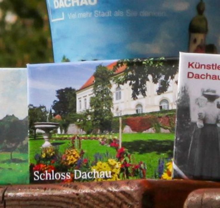 Souvenirs der Stadt Dachau, Foto von Kühlschrankmagneten vor dem Dachauer Schloss