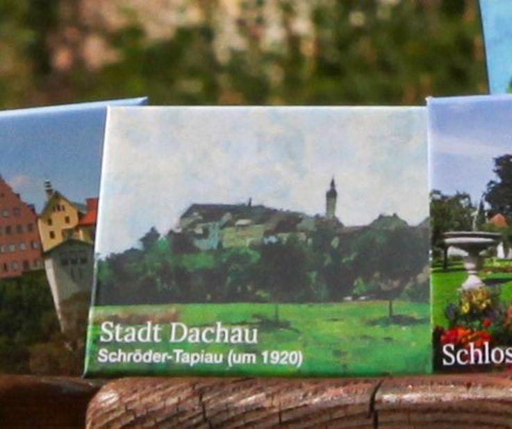 Souvenirs der Stadt Dachau, Foto von Kühlschrankmagneten vor dem Dachauer Schloss