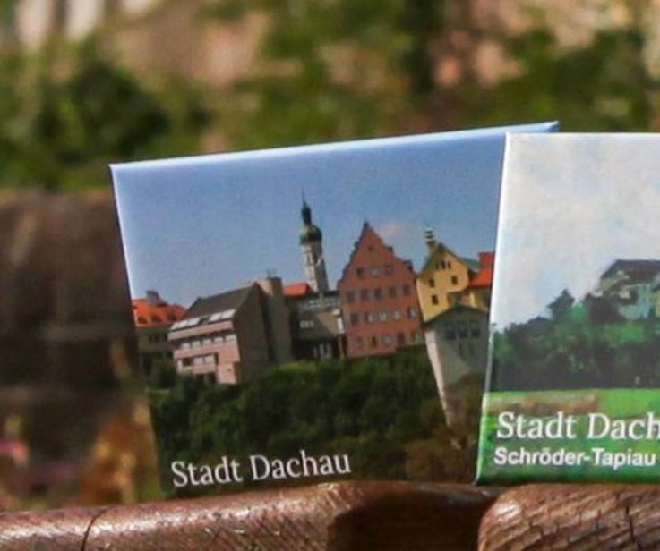 Souvenirs der Stadt Dachau, Foto von Kühlschrankmagneten vor dem Dachauer Schloss