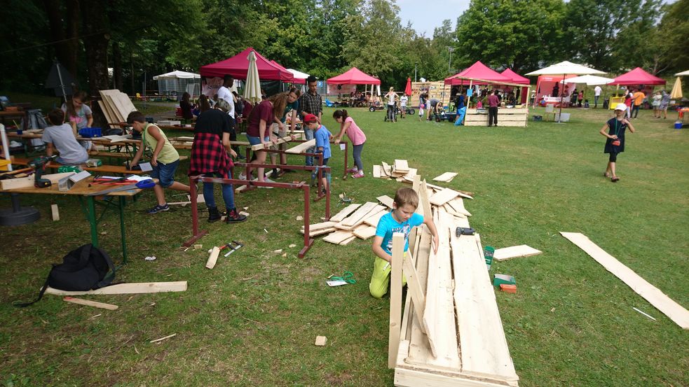 Kinder beim arbeiten mit Holz