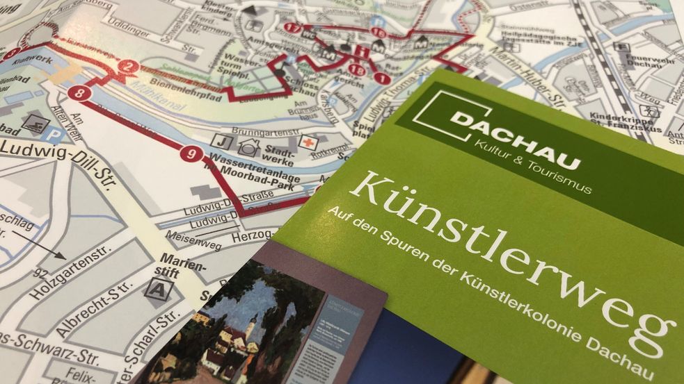 Foto von Flyer Künstlerweg, Titel auf aufgeklappter Version liegend