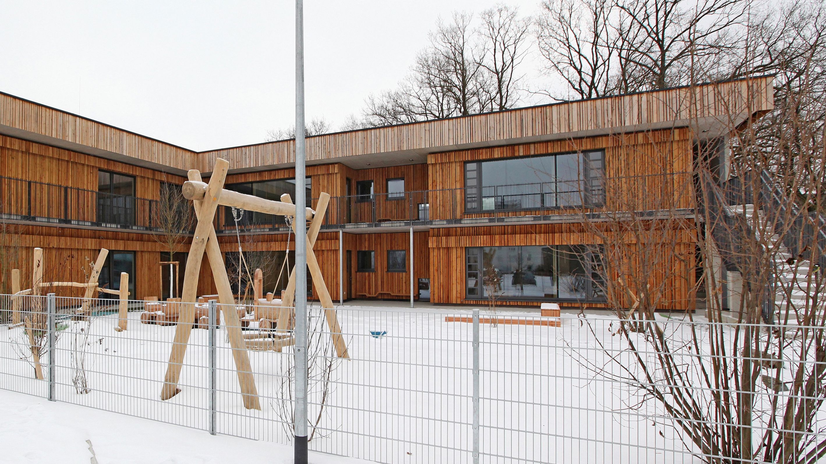 2-stöckiges Holzhaus mit Garten und Spielgeräten