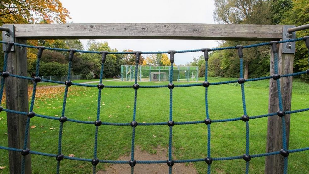 Sportplatz im Grünen mit zwei Toren und einer Zuschauertribüne