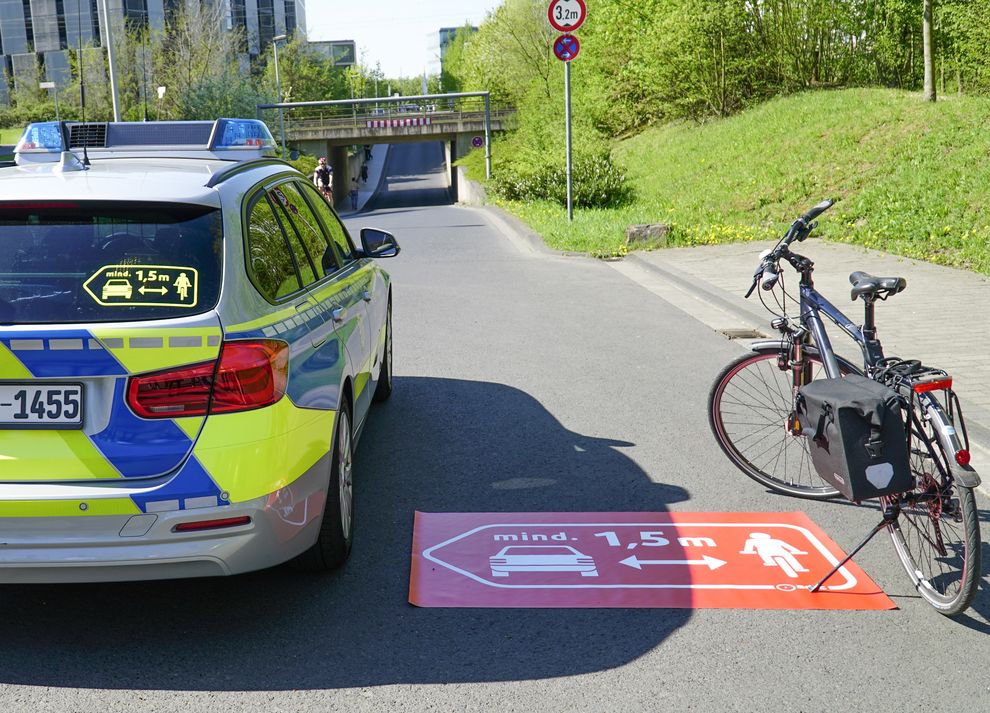 Autofahrer müssen stets eineinhalb Meter Seitenabstand halten, wenn sie Radfahrer überholen