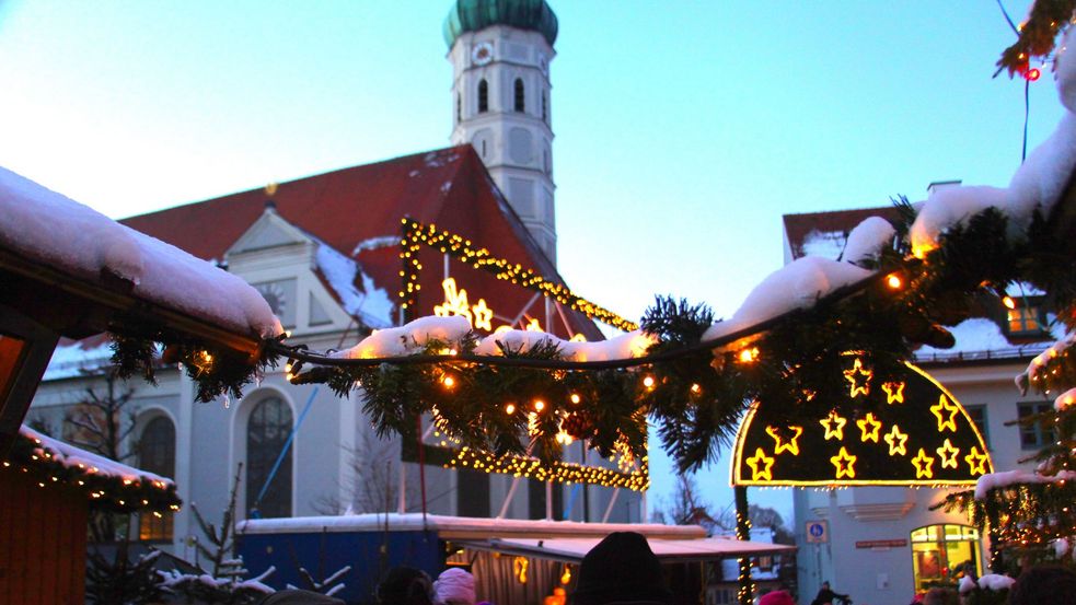 Verschneite beleuchtete Dekoration auf dem Weihnachtsmarkt