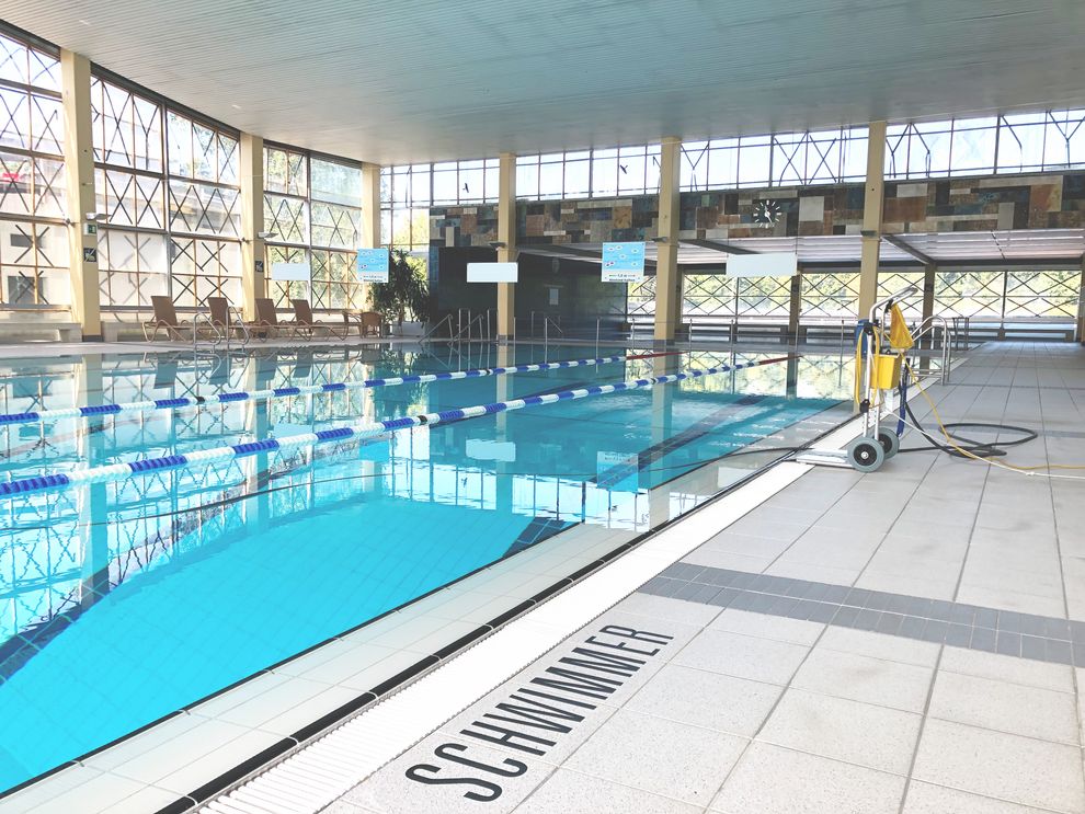 Innenansicht des Hallenbads mit Schwimmerbecken