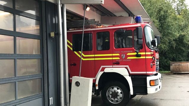 Feuerwehrauto fährt aus einer Fahrzeughalle