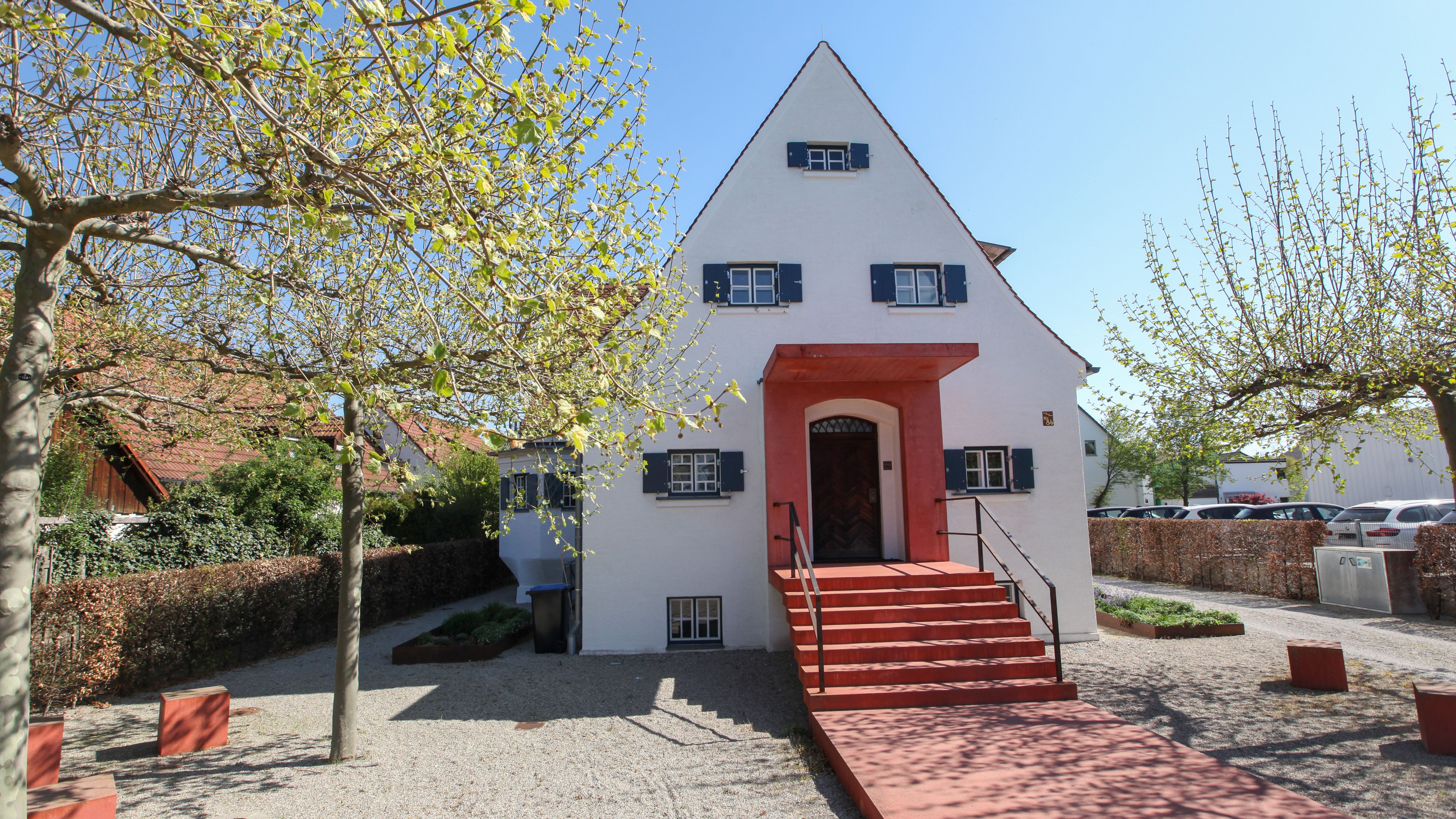 Außenansicht Ruckteschell-Villa mit Blick auf Rotes Band