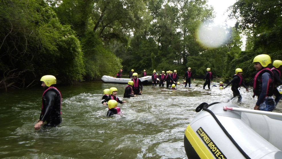 Kinder im Fluß bei der Bootstour