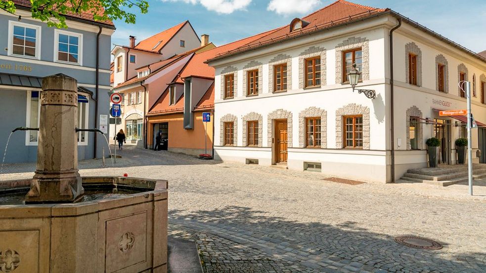 Platz mit Brunnen in Dachauer Altstadt