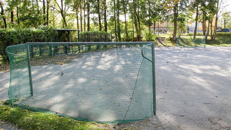 Tor mit grünem Gitternetz auf Bolzplatz