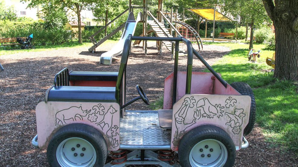 Auto-Wippe im Hintergrund Kletter Parkour