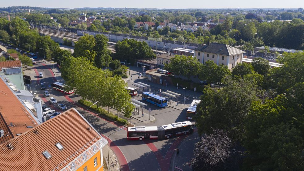 Luftbild von der Westseite des Dachauer S-Bahnhofs mit grünen Bäumen