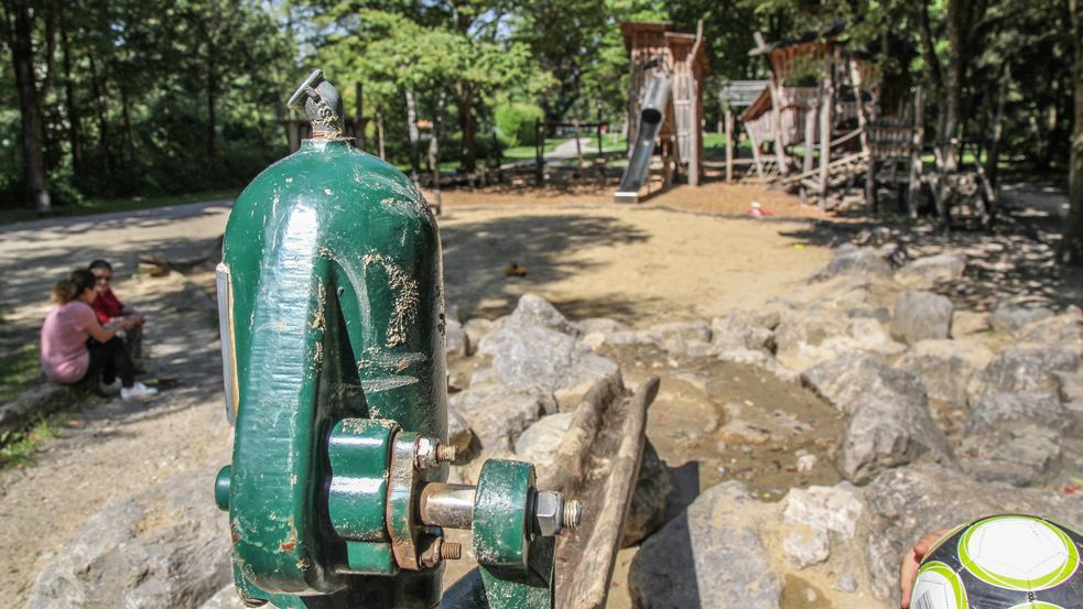 Wasserspielplatz mit Schwengelpumpe