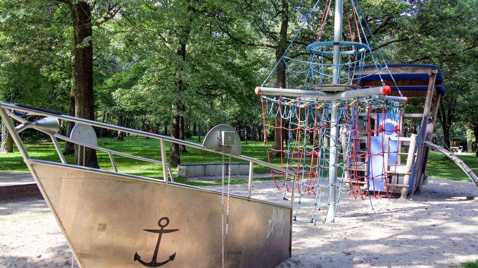 Photo of playground with playing equipment (ship) in the foreground. Photo: City of Dachau