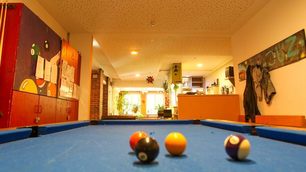 Billiardkugeln auf Billiardtisch