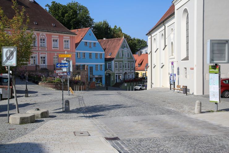 Blick auf Augsburger Straße zwischen Kirche St. Jakob und Altstadthäusern
