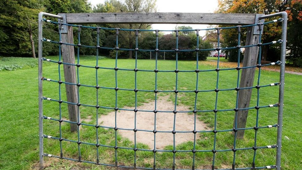 Sportplatz im Grünen mit zwei Toren und einer Zuschauertribüne