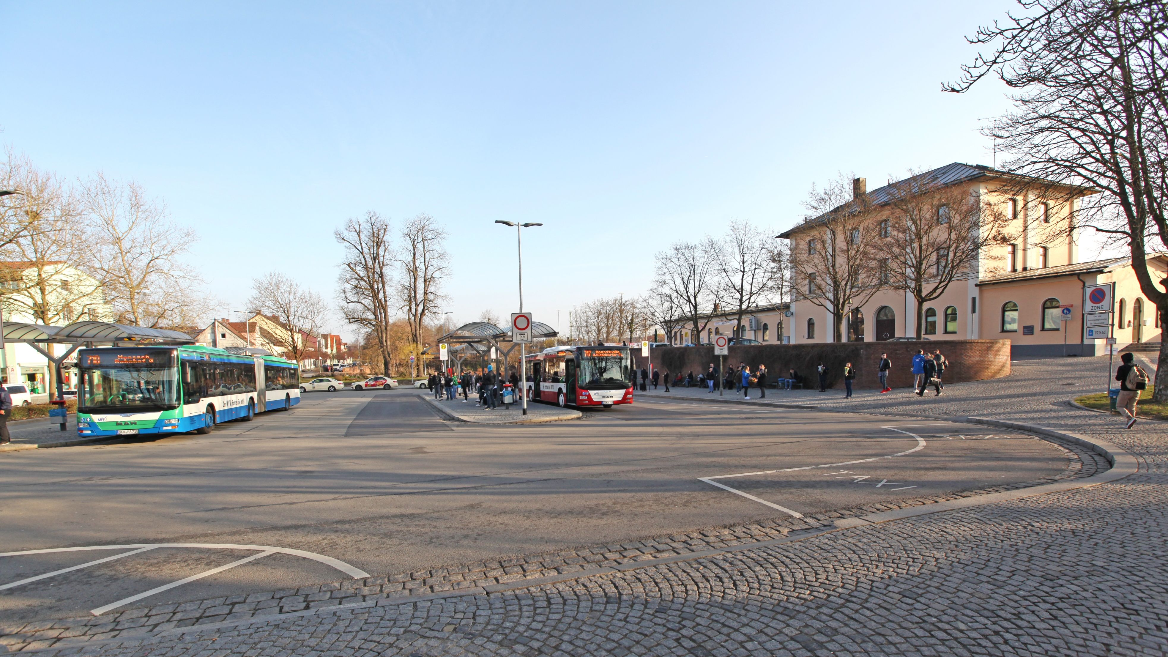Bahnhofsvorplatz mit Busbahnhof und dem Bahnhofsgebäude im Hintergrund