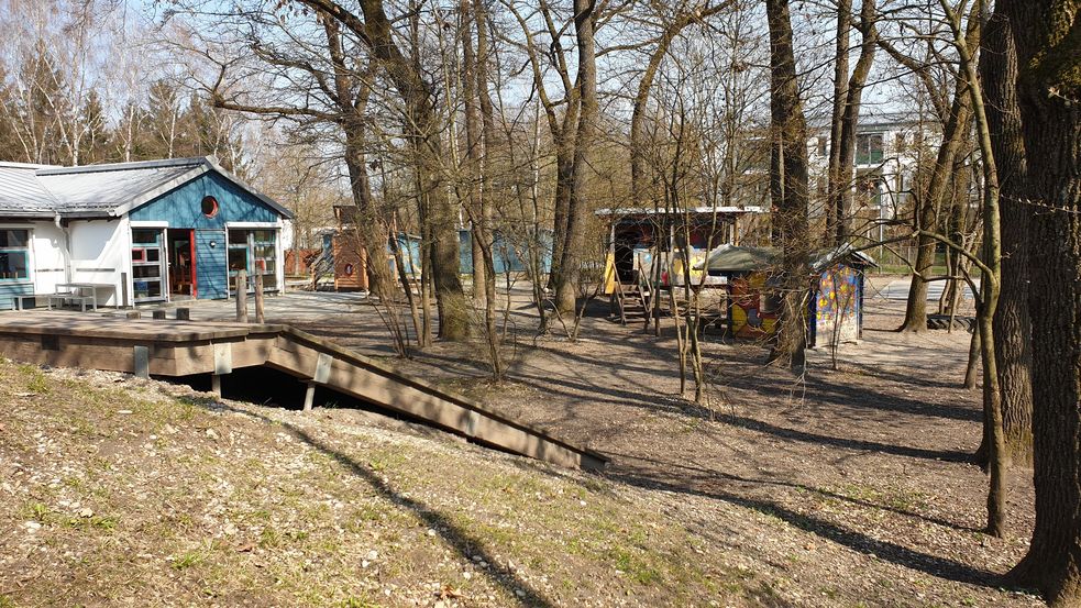 Außenplatz mit Steeg und Häusern umgeben von Bäumen