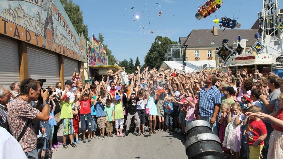 Viele Kinder fangen Sußigkeiten die aus der Guaderl-Kanone kommen