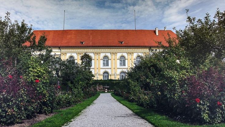 Blick durch den Hofgarten über Kiesweg auf das Schloss Dachau