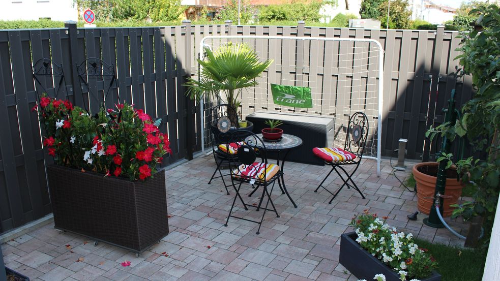 Garten in der Ferienwohnung Knauschner in Dachau mit Sitzecke und Fussball-Tor