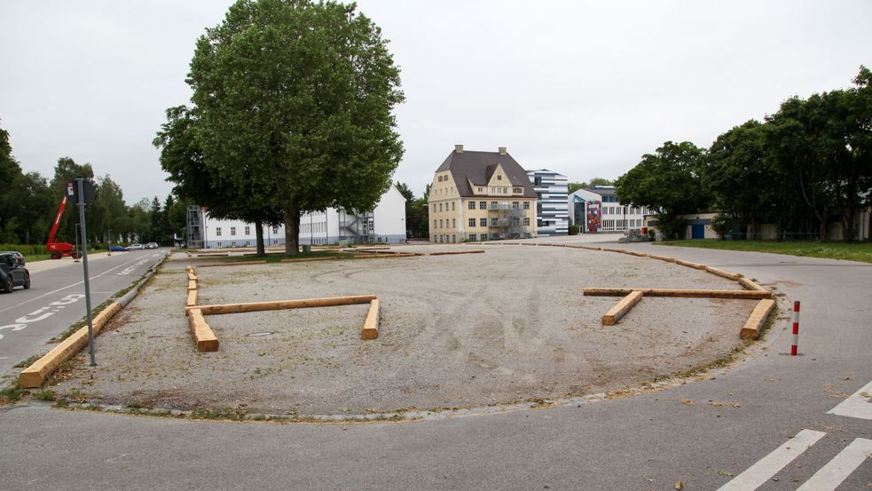 Halbrunde Kiesfläche mit Baum