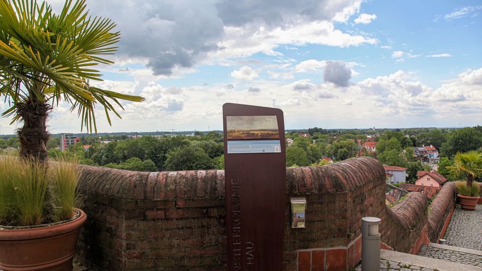 Stele des Dachauer Künstlerwegs auf der Rathaus-Terrasse