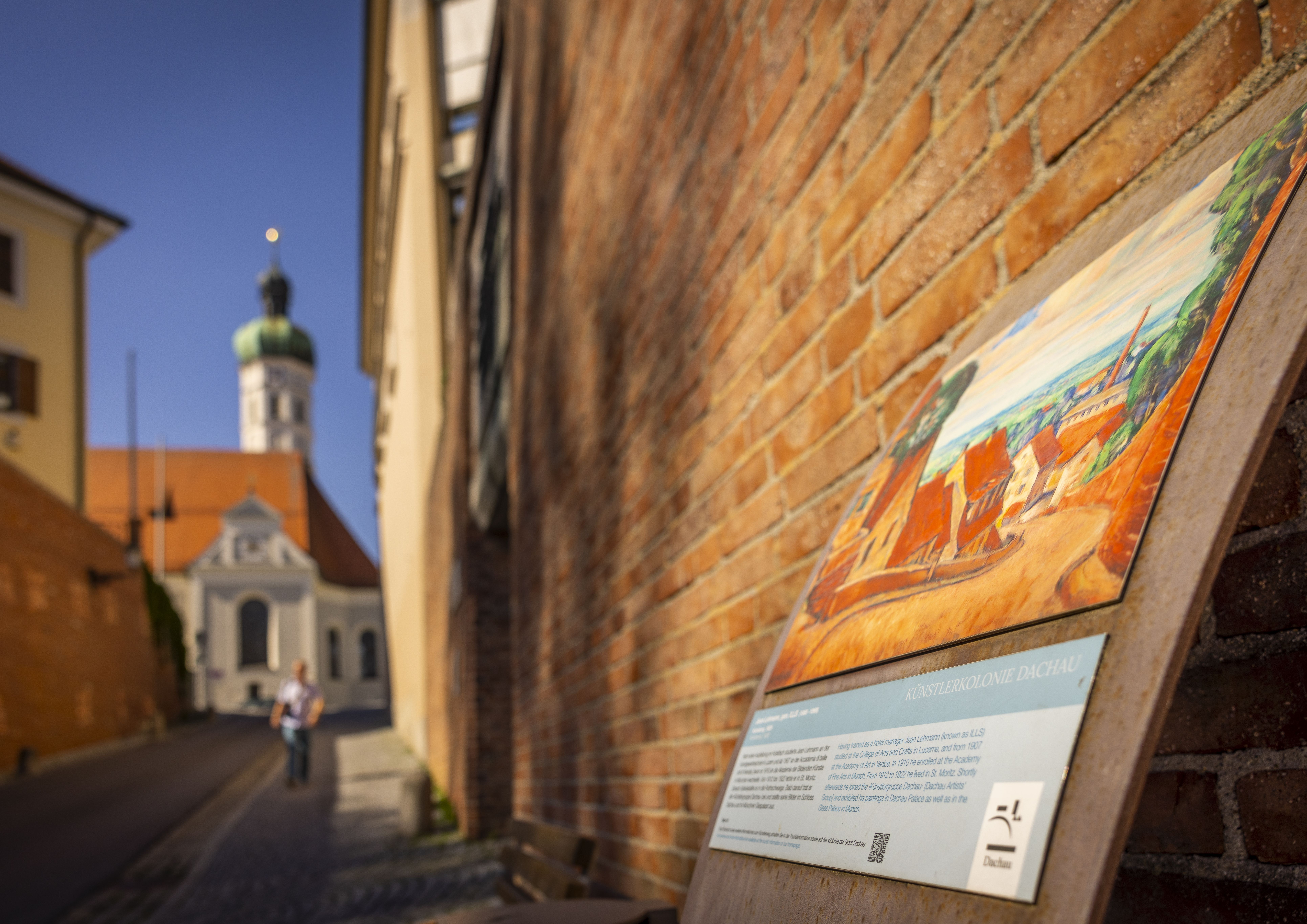 Fotografie einer Stele des Dachauer Künstlerwegs mit Blick auf die Kirche St. Jakob in Dachau