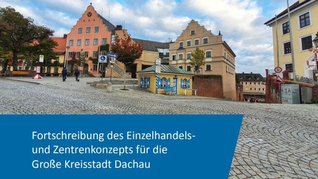 Blick auf das Dachauer Rathaus mit dem Schriftzug "Fortschreibung des Einzelhandels- und Zentrenkonzepts für die Große Kreisstadt Dachau"