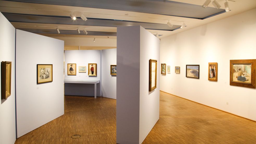 Photo of interior at Dachau Painting Gallery with paintings along the walls. Photo: City of Dachau