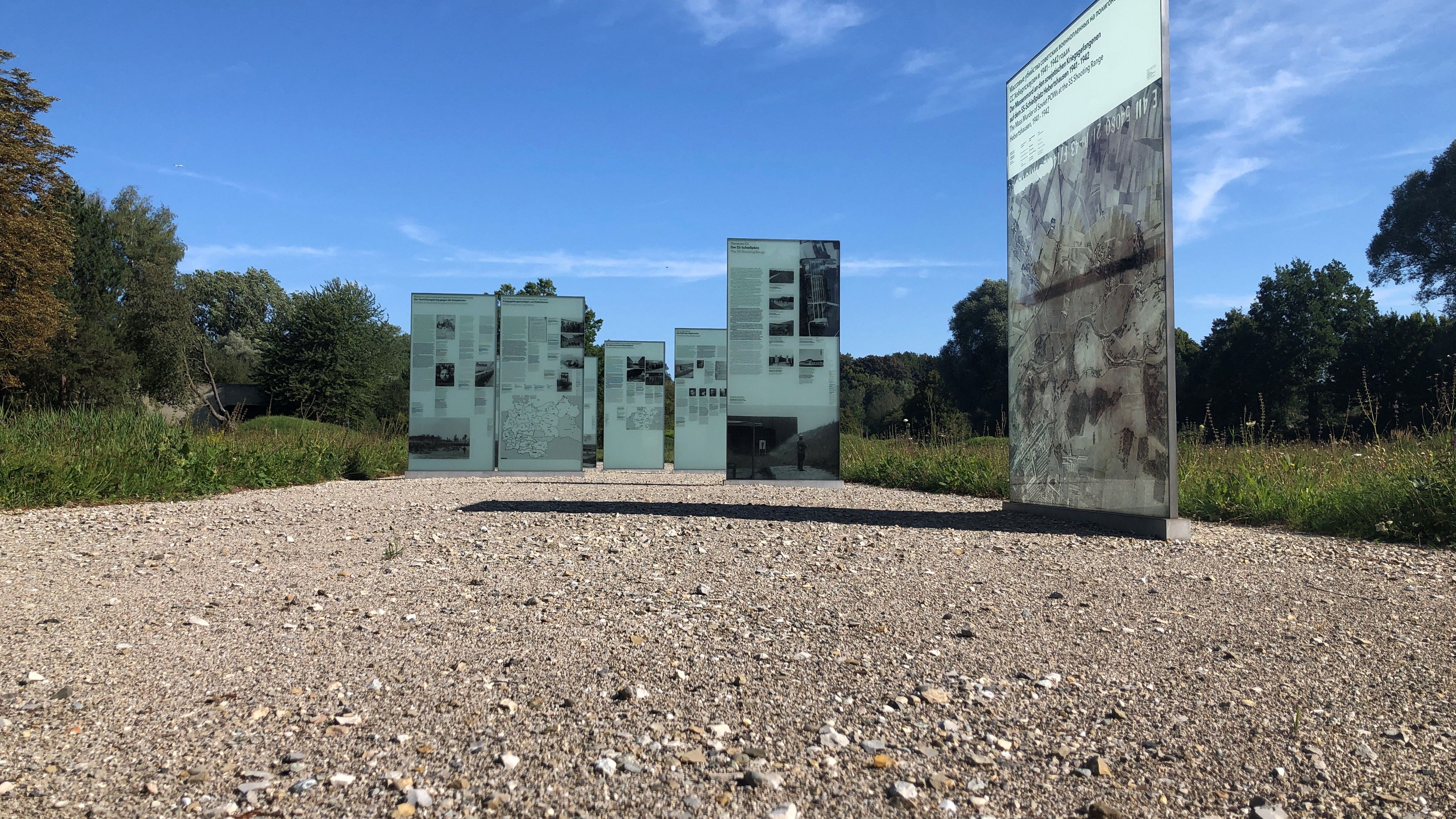 Gedenkstätte "ehemaliger SS-Schießplatz Hebertshausen" mit Informationstafeln zum Gelände