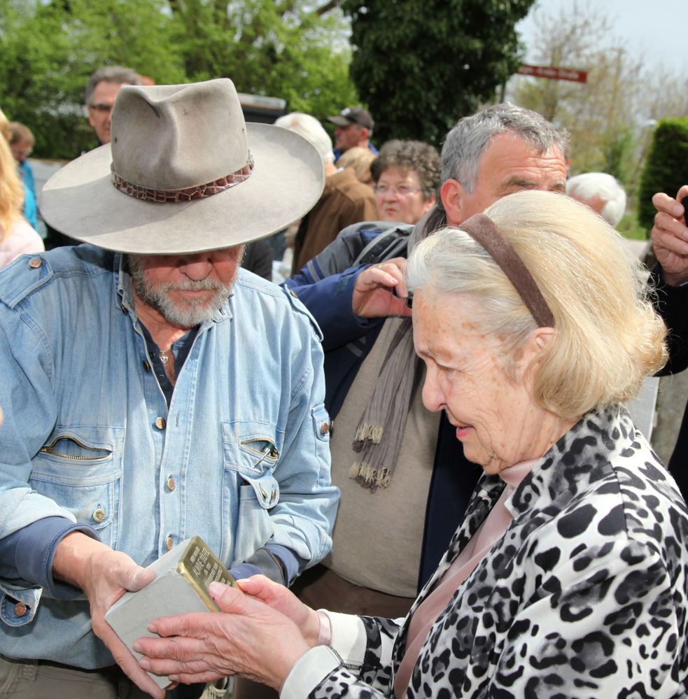 Verlegung des Stolpersteins in Gedenken an Alwine Dölfel mit Künstler Gunter Demnig und Nachfahrin von Frau Dölfel