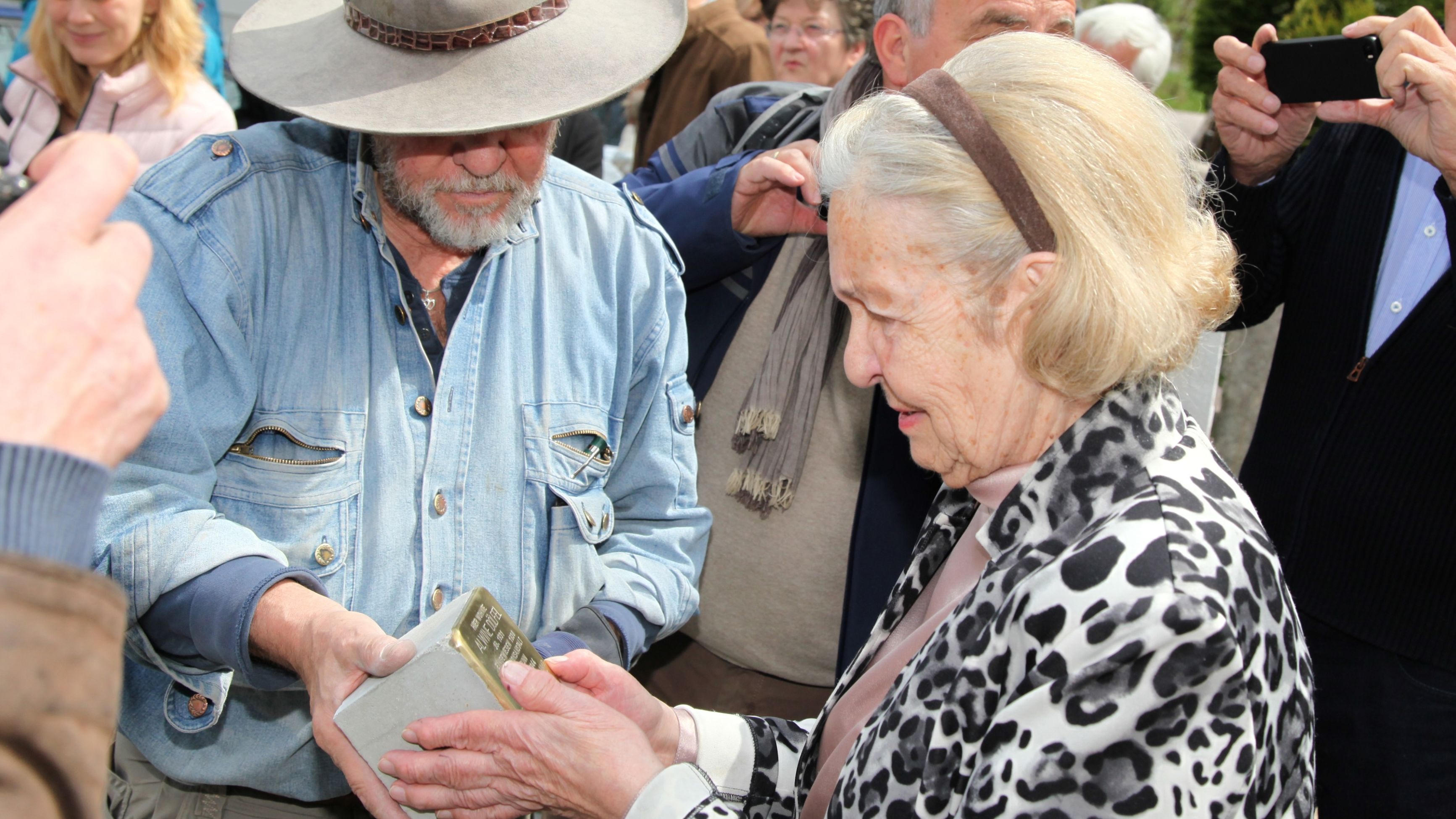 Laying the Stumbling Stone in memory of Alwine Dölfel with artist Gunter Demnig and descendant of Frau Dölfel